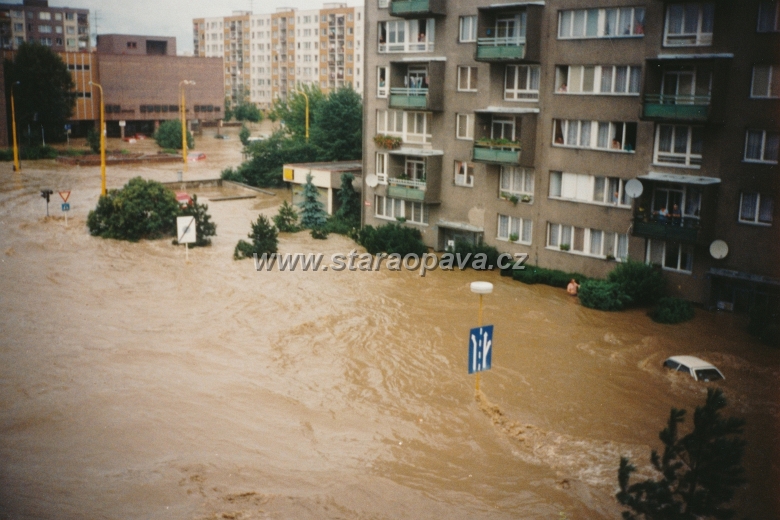 holasicka (17).jpg - Počátek Holasické ulice v pozadí Ratibořská a Černa. Povodně 1997.